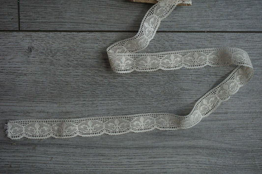 Vintage Flor de Lis Lace Trim