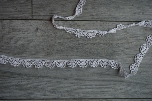White Daisy Scalloped Lace Trim