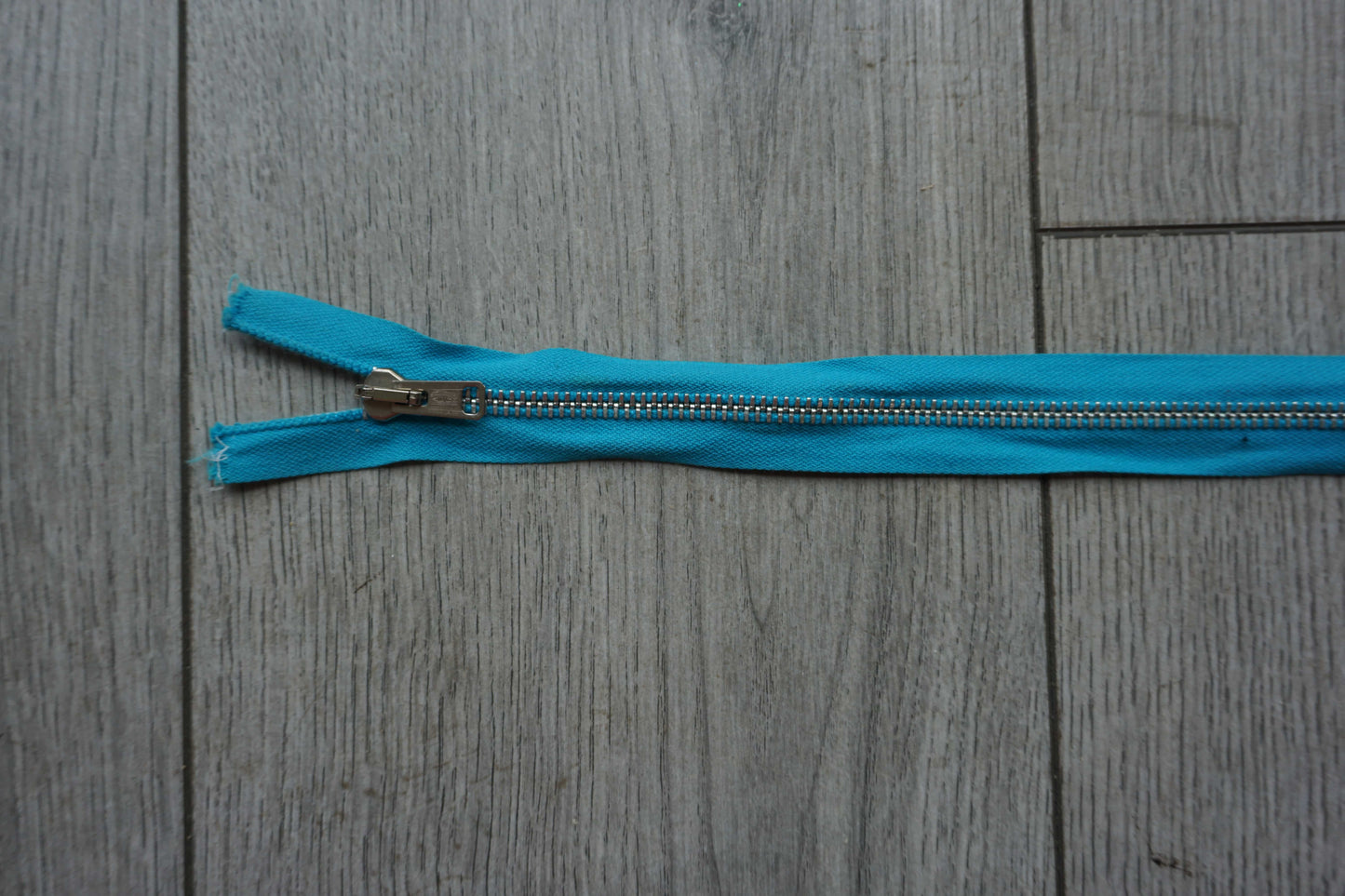 Open Ended Sliver Metal Zip White & Turquoise