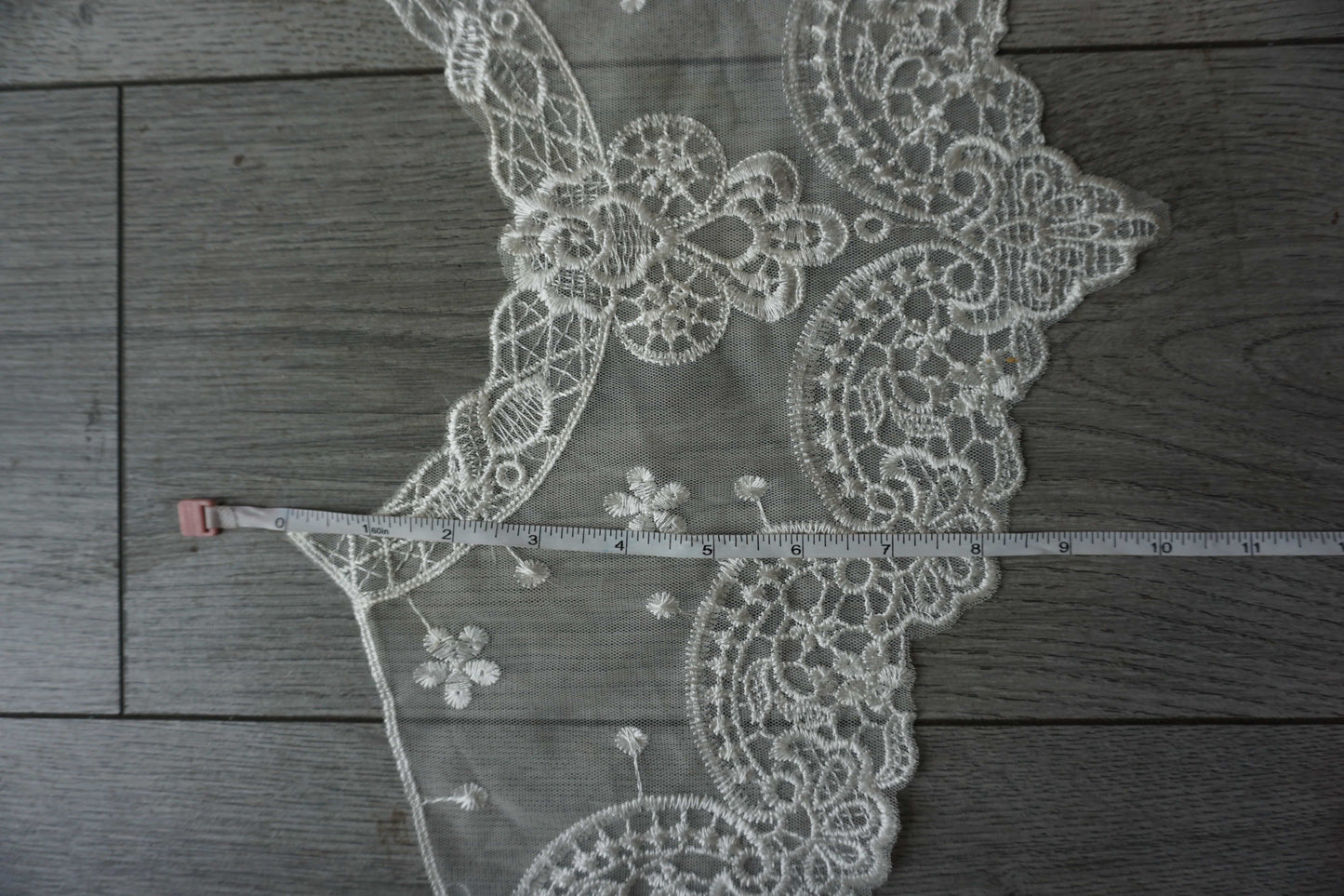 Elegant White Lace Appliqué Collar