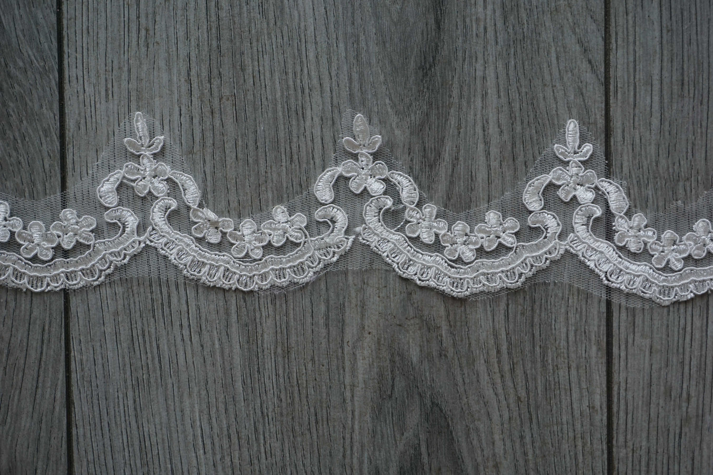 Elegant Scalloped Edge Lace Trim